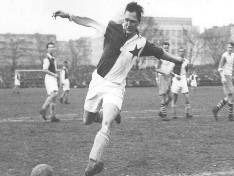 Josef Bican là một trong những cầu thủ ghi nhiều bàn thắng nhất làng túc cầu