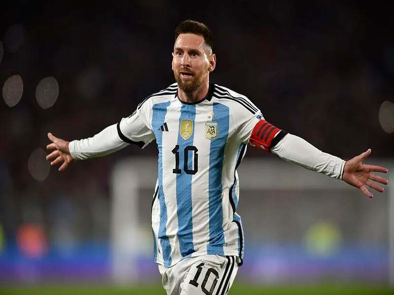 Lionel Messi có tên trong top 10 cầu thủ bóng đá nam xuất sắc nhất